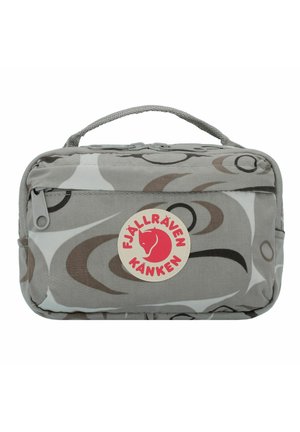 Bolsa de almacenamiento de tela gris con patrones abstractos curvados en gris claro y oscuro. Cuenta con un asa superior y un parche de logo rojo. Cierre de cremallera.