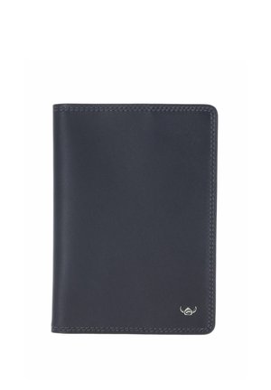 Portefeuille bi-volets en cuir noir avec couture visible et un petit emblème argenté dans le coin inférieur droit sur fond blanc.