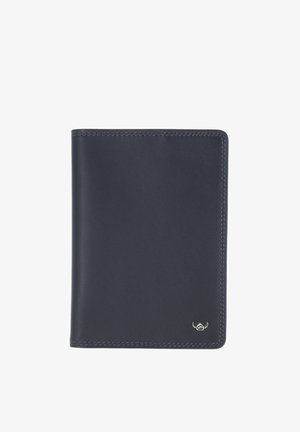 Portefeuille bi-volets en cuir noir avec couture visible et un petit emblème argenté dans le coin inférieur droit sur fond blanc.