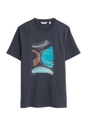 Tamno plavi T-shirt od pamuka, s kolorističkim apstraktnim grafičkim dizajnom s zakrivljenim linijama u tirkiznoj, smeđoj i bijeloj boji. Kratki rukavi.
