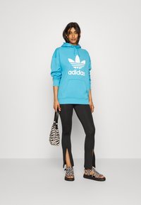 adidas Originals Mikina s kapucí - app sky rush