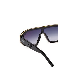 Zwarte zonnebril met gradient lenzen, gebogen montuur en gouden accenten aan de bovenkant. Beschikt over een slank ontwerp met gestructureerde pootjes.