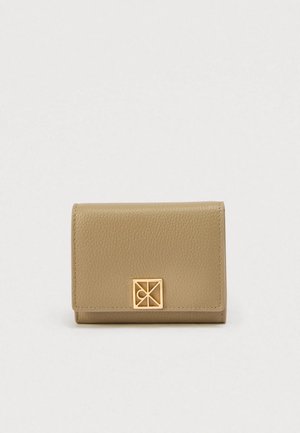 EMBLEM PEBBLE TRIFOLD ZIP - Portofel - desert taupe
