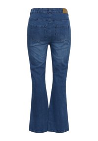 Dunkelblaue, ausgestellte Jeans aus Denim, von hinten gezeigt, mit zwei Gesäßtaschen und einem braunen Lederpatch am Bund.