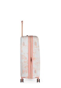 Maleta rígida blanca con patrones rosados estilo grafiti, equipada con asa retráctil, doble cremallera y cuatro ruedas para facilitar la movilidad.