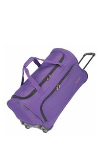 Paarse rol-duffle tas met ritsvakken, voorzien van zwarte accenten, stevige handvatten en duurzame wielen voor gemakkelijke transport.