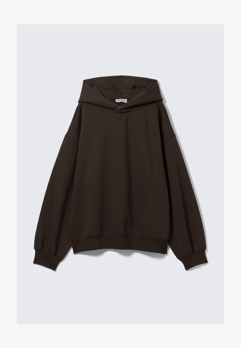 Καφέ φαρδύ hoodie με μεγάλη μπροστινή τσέπη και ψηλό λαιμό. Φτιαγμένο από μαλακό ύφασμα με ραμμένα μανίκια και λεπτομέρειες στο τελείωμα.