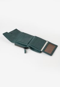 Portafoglio in pelle color turchese con slot per carte con blocco RFID, chiusura con zip, bottone a pressione e finestra per ID trasparente. Texture liscia in tutto il portafoglio.
