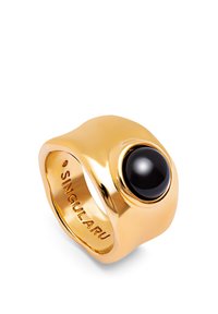 Bague plaquée or avec un design lisse et arrondi, dotée d'un grand sertissage en pierre noire, logo en relief à l'intérieur de l'anneau, et finition polie.
