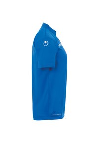 Blå polo-shirt i et let, åndbart stof. Har en klassisk krave, korte ærmer og et logo på venstre ærme.