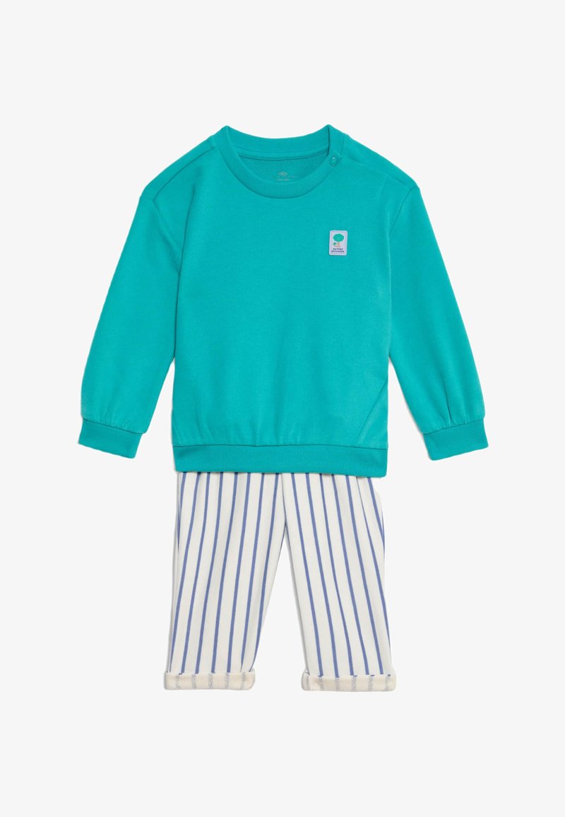 Turkis sweatshirt med rund hals og skulderknap, parret med hvide stribede bukser med blå striber og opfoldede kanter.