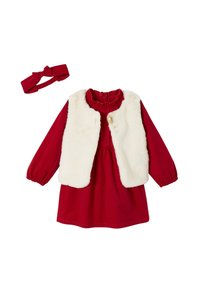 Rotes Langarmkleid mit Rüschensaum, ärmellose Weste aus weißem Kunstfell und passendem roten Stoffhaarband mit Schleife.