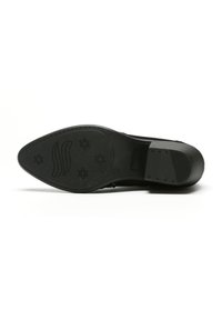 Suela de zapato negra con superficie texturizada, patrones de estrellas y una sutil marca. El material parece ser goma. El diseño presenta una punta afilada y un tacón robusto.