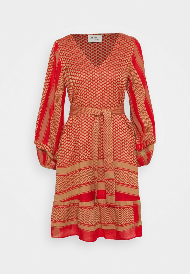 LIV DRESS - Freizeitkleid - camel/red
