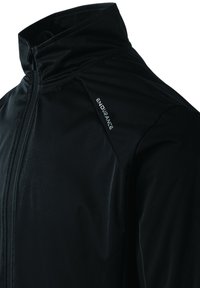 Schwarze Jacke aus glattem, wasserdichtem Material. Merkmale einen hohen Kragen, einen Reißverschluss und ein dezentes "ENDURANCE"-Logo auf der Schulter.