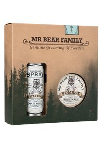 Hoitopakkauksen sisältöön kuuluu hopeinen suihkepullo ja pyöreä pomade-tölkki, joissa on karhukuvasto, luonnollisessa kartonkiboxissa, jossa on metsäteema.
