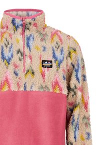 Pull-over en polaire avec bas rose, dessus multicolore à motifs, demi-fermeture éclair, et écusson "protest" sur la poitrine.