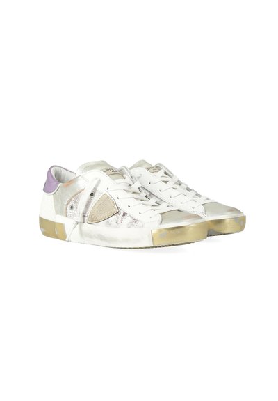 Sneakers bianchi con dettagli dorati, tallone viola e pannelli testurizzati. Presentano lacci e punta arrotondata. Motivo marmorizzato sottile sui lati.