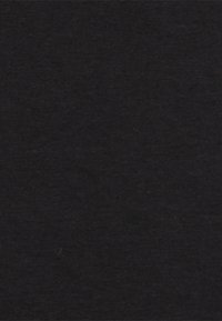 Tissu noir avec une surface douce et texturée. Couleur uniforme sans motifs ni détails matériels visibles.