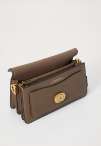 Braune strukturiertes Leder-Wallet mit einer Klappe, goldenen Beschlägen, einem Reißverschlussfach und einem runden Druckknopfverschluss. Elegant und funktional im Design.