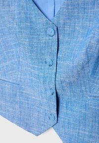 Lichtblauwe vest met een V-hals ontwerp, gemaakt van gestructureerde stof. Bevat zes blauwe knopen en twee voorzakken, met een gladde binnenvoering.