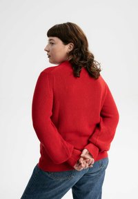 MELA RIYA - Strickpullover - granatapfel