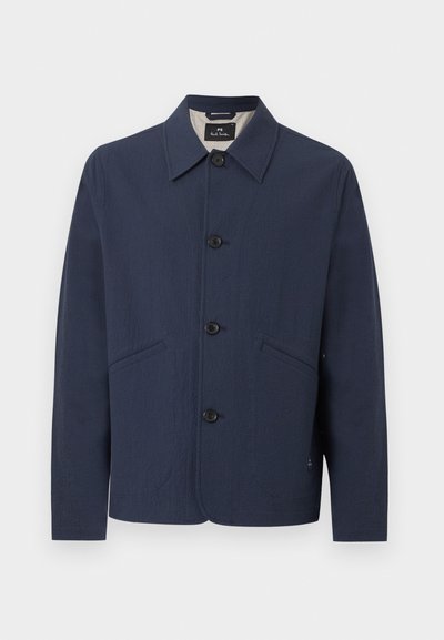 Πουκάμισο-μπλε μπουφάν με γιακά, μακριά μανίκια και δύο διαγώνιες τσέπες μπροστά, κατασκευασμένο από υφασμάτινο ύφασμα.