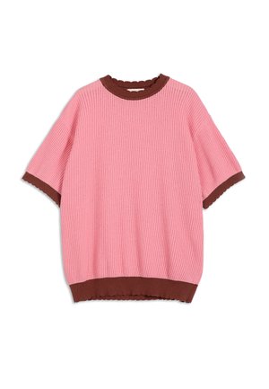 Top de punto acanalado de manga corta en rosa con ribete marrón con bordes ondulados en el cuello, los puños y el bajo.