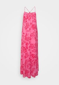 Robe maxi rose avec fines bretelles, présentant un motif floral rouge complexe. Le tissu semble léger avec un design fluide.