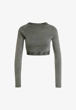Grauer gerippter Crop-Top mit langen Ärmeln, einem Rundhalsausschnitt und einem Logo-Akzent am Saum. Hergestellt aus einem weichen, dehnbaren Material.