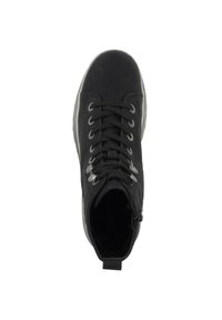 Schwarze Sneaker mit einem strukturierten Leder-Obermaterial, das ein hoch geschnittenes Design, runde Schnürsenkel, Metall-Ösen und einen seitlichen Reißverschluss aufweist. Gummisohle mit hellen Akzenten.