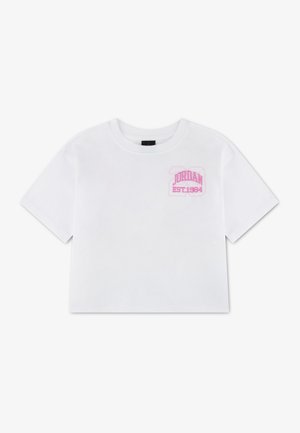 Λευκό κροπ τοπ με κοντά μανίκια που φέρει ροζ κείμενο «Jordan EST. 1984» στο πάνω αριστερό μέρος του στήθους.