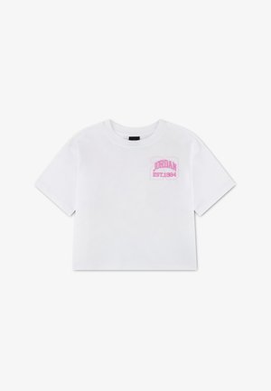 Hvit avkortet T-skjorte med korte ermer, med rosa "Jordan EST. 1984"-tekst på øvre venstre bryst.