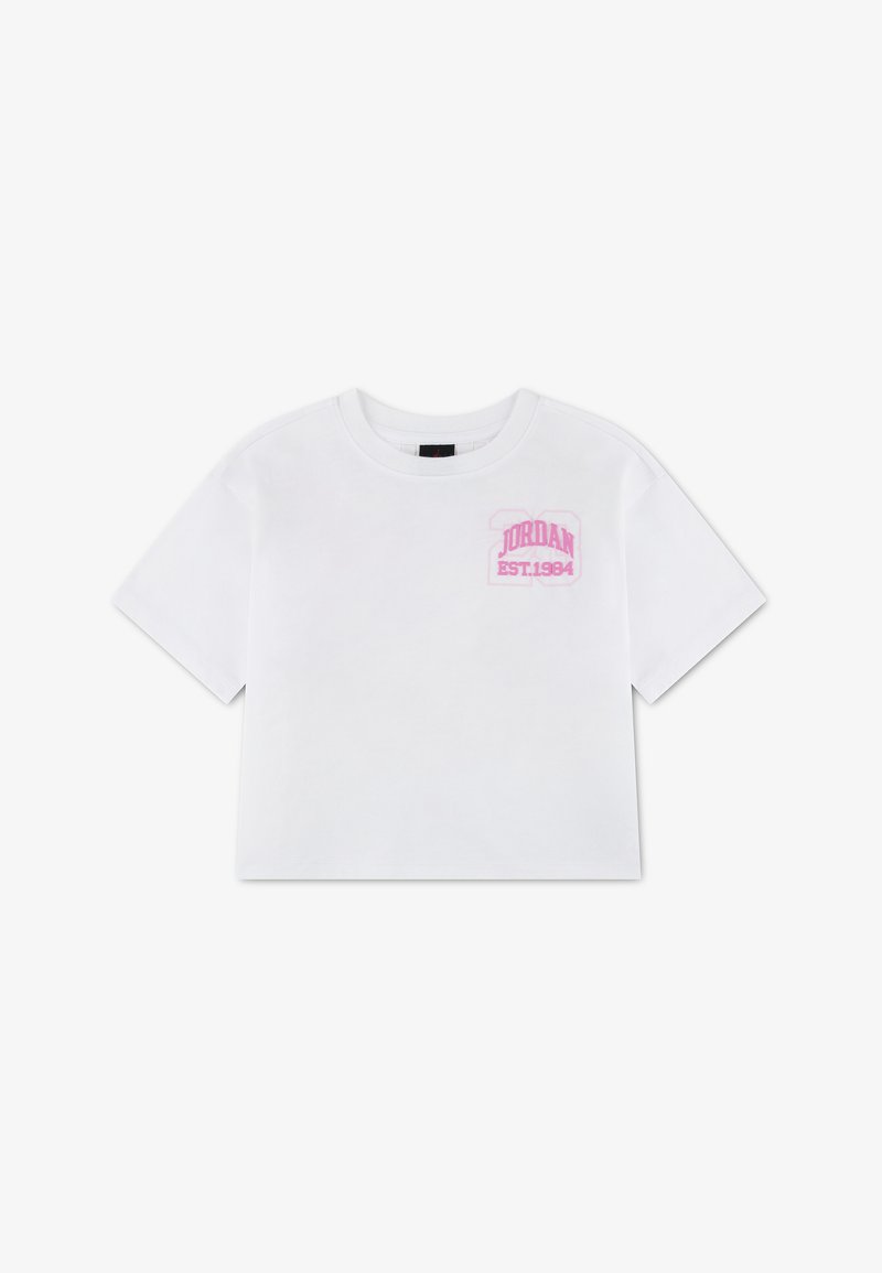 T-shirt blanc court à manches courtes avec le texte rose "Jordan EST. 1984" sur le haut à gauche de la poitrine.