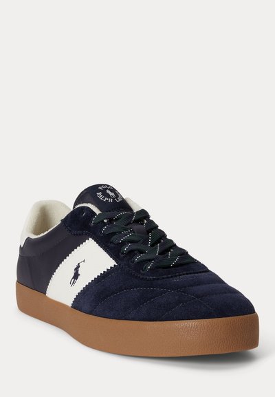 Тъмносини и бели ниски маратонки с кафява подметка, връзки и лого на Polo Ralph Lauren на страната и езика.