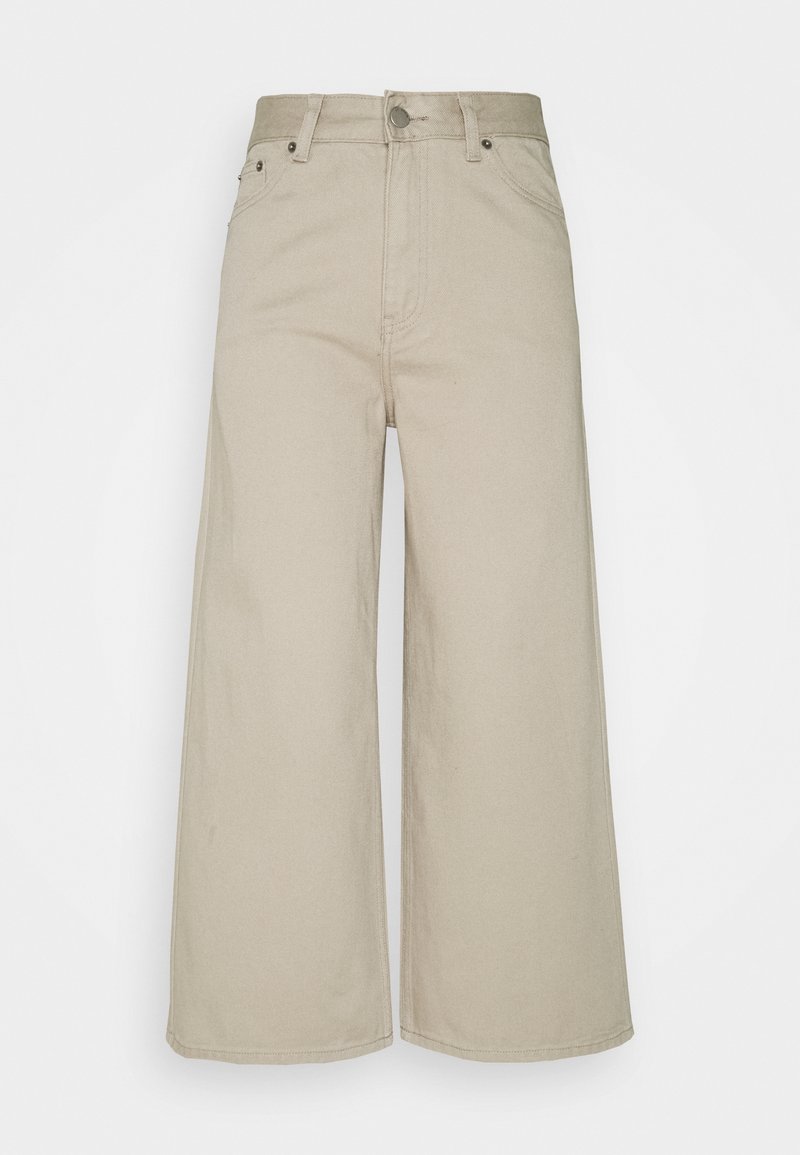 Pantalon beige à jambes larges et taille haute, avec bouton devant, poches et passants de ceinture, présenté sur fond blanc.