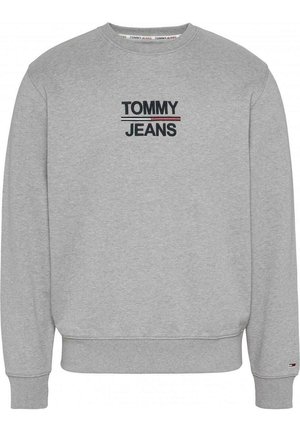 Grå crewneck-sweatshirt med teksten "TOMMY JEANS" og rød, hvid og blå understregning på brystet, ribstrikkede manchetter og taljebånd.
