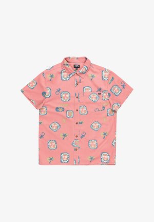 Košeľa s krátkym rukávom s gombíkovým zapínaním v koralovej farbe, ktorá obsahuje farebné kmeňové vzory s tvárami, palmami a jaštericami. Obsahuje náprsné vrecko.
