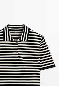 Zwart-wit horizontaal gestreept poloshirt met korte mouwen, een kraag, twee knopen en een borstzak aan de linkerkant.