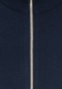 Navy gebreide sweater met volledige ritssluiting, voorzien van een geribde kraag en een metallic rits. De textuur lijkt zacht met een gepatterneerd, gestructureerd breisel.