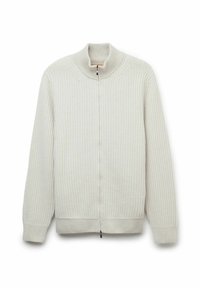 Ljus beige ribbad zip-up tröja med hög krage, med ett strukturerat mönster och stickade manschetter. Sömmar är sydda längs axlarna.