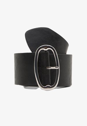Čierny kožený opasok s oválnou striebornou prackou, s hladkou textúrou a zaobleným koncom. Jednoduchý a funkčný dizajn.
