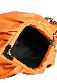 Borsa in pelle arancione con design arricciato, caratterizzata da un interno nero e dettagli in metallo dorato. L'apertura rivela un interno spazioso.