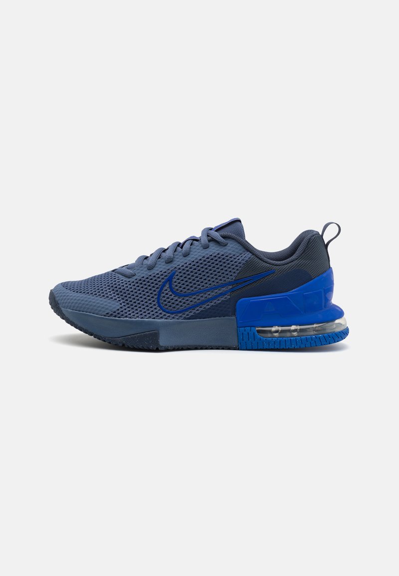 Nike sportssko i mørkeblå og lys blå, med mesh-overdel, forstærket tå og synlig luftpolstring i hælen.