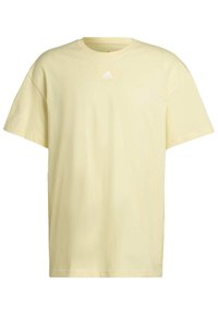 T-shirt di cotone giallo con maniche corte, scollo rotondo e un piccolo logo Adidas bianco sul petto. Texture morbida e vestibilità rilassata.