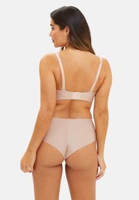 Set di reggiseno nudo e mutandine a vita alta, con tessuto liscio, spalline regolabili e chiusura posteriore con gancio e occhiello.