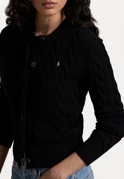 Cardigan negru din tricot gros cu guler rotund, închidere cu butoane în față, tiv cu nervuri și broderie mică a logo-ului în zona stângă a pieptului.