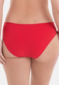 Roter Bikini-Höschen mit glatter Textur, hohem Taillendesign und minimaler Abdeckung. Verfügt über sauber genähte Kanten und keine zusätzlichen Muster oder Details.