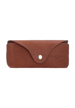 Braune Lederbrillenetui mit silbernem Druckknopfverschluss und geprägtem "Quality Leder studio"-Logo auf der rechten Vorderseite.