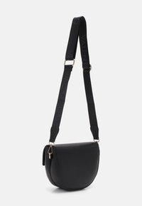 Černá kožená kabelka přes tělo zaobleného tvaru s logovaným popruhem, zlatými kovovými detaily a zipovým zapínáním. Hladký povrch.